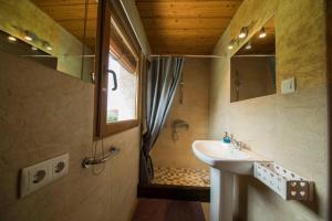 y baño con lavabo y ducha. en The calm house, en Santa Cristina d'Aro