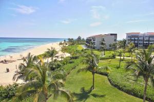 an aerial view of a beach with palm trees at Condo/ Depa - Marea Azul - Playa del Carmen in Playa del Carmen