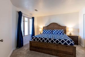 a bedroom with a bed and a window at B 32-1 Spacious Villa Close to Pool in Branson