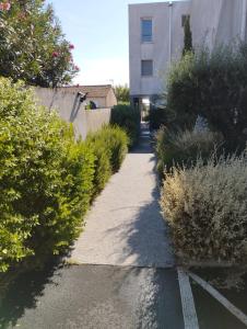 Vonkajšia záhrada v ubytovaní Appartement F3 en bordure de l étang de thau