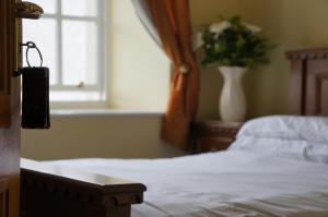 Tempat tidur dalam kamar di Jacksons Restaurant and Accommodation