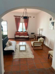 sala de estar con sofá y mesa en Tres Cerritos casa en Salta