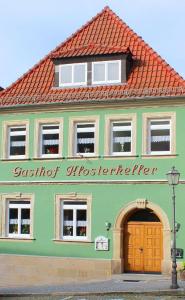 ein grünes Gebäude mit einem Schild, auf dem schwesterlicher Fotograf steht in der Unterkunft Gasthof Klosterkeller in Kronach