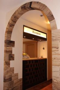 an archway in the lobby of a resort at Gasthof Klosterkeller in Kronach