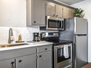 Una cocina o kitchenette en Freestanding 1 Bedroom Cabin