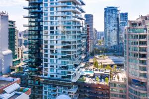 eine Luftansicht einer Stadt mit hohen Gebäuden in der Unterkunft Level Downtown - Howe in Vancouver