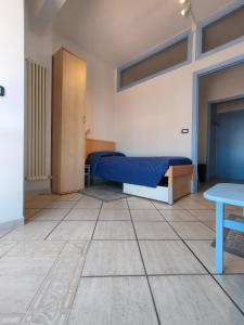 - une chambre avec un lit bleu et une table dans l'établissement Le Tre Palme, à Ancône