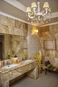 Un baño con un lavabo grande y una lámpara de araña. en Multi Rest House, en Tsaghkadzor