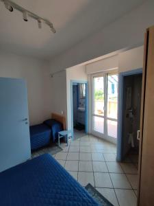 Schlafzimmer mit einem Bett und einer Glasschiebetür in der Unterkunft Le Tre Palme in Ancona
