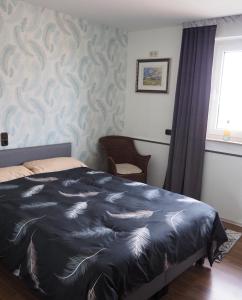 una camera con un letto e una coperta blu di Panoramalounge a Porta Westfalica
