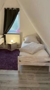 a bedroom with a bed and a window at Gästehaus Bönebüttel-nahe Neumünster Netflix in Bönebüttel