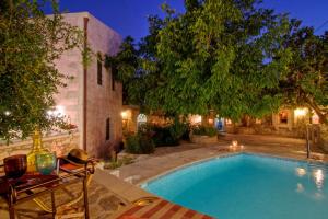 una piscina en un patio junto a un edificio en Eleni's Stately Home, picturesque location, By ThinkVilla, en Garazo