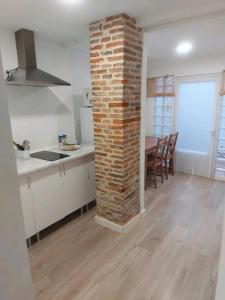 cocina y comedor con pared de ladrillo en Apto céntrico INDUSTRIAS VUT 47-215, en Valladolid
