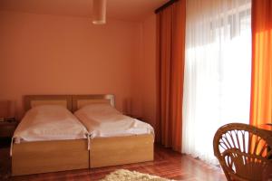 En eller flere senge i et værelse på Pensiunea La Rosa