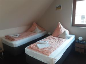 dos camas sentadas una al lado de la otra en una habitación en Gästezimmer im "Haus im Wellenfeld", en Peine