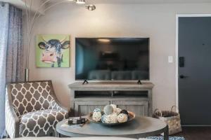 a living room with a tv and a coffee table at HOLLY SECOND FLOOR 2 King Beds in Kansas City