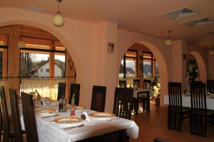 En restaurant eller et andet spisested på Pensiunea La Rosa
