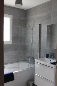 Kúpeľňa v ubytovaní Gîte Lou, Gîte famille et bien être avec jacuzzi + 23 fotografií