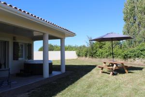 Vonkajšia záhrada v ubytovaní Gîte Lou, Gîte famille et bien être avec jacuzzi