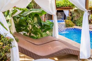 eine Terrasse mit einer Hängematte und einem Pool in der Unterkunft Hotel Villa Terra Viva in Jericoacoara