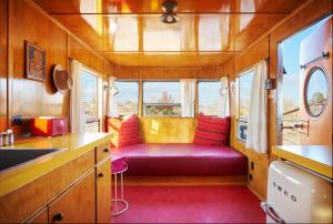 馬爾法的住宿－El Cosmico，一间位于火车厢内的厨房,配有红色沙发
