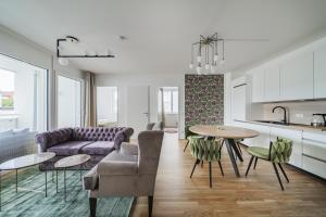 ein Wohnzimmer mit einer Couch und einem Tisch in der Unterkunft Traunseeresidenzen in Gmunden