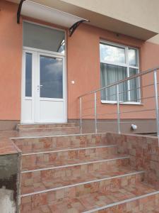 un conjunto de escaleras delante de una casa con puerta en Stan na dan, en Batuša