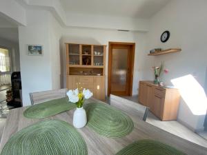 Kuchyň nebo kuchyňský kout v ubytování Waldblickwohnung mit schöner Terrasse und Kamin