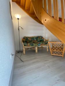 Posezení v ubytování Waldblickwohnung mit schöner Terrasse und Kamin