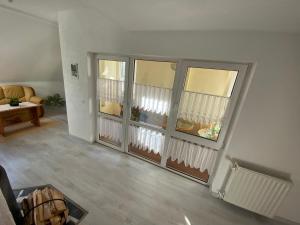 Posezení v ubytování Waldblickwohnung mit schöner Terrasse und Kamin