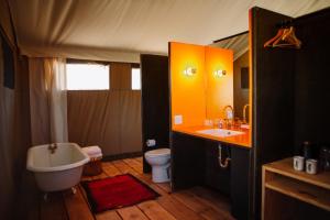 ein Badezimmer mit einer Badewanne, einem Waschbecken und einem WC in der Unterkunft El Cosmico in Marfa