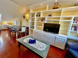 sala de estar con TV de pantalla plana y mesa en Piso Avenida Castelao XXL, en A Illa de Arousa