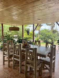 a wooden table and chairs on a patio at Rancho Ventura in Filandia