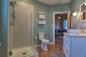 Bathroom sa Cozy Wrightsville Cottage with Private Hot Tub!