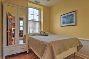1 dormitorio con cama y ventana en Cozy Wrightsville Cottage with Private Hot Tub!, en Wrightsville