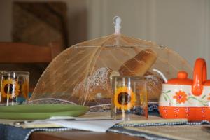サンタ・クローチェ・カメリーナにあるSole e Girasoliのグラスとパンのバスケットをトッピングしたテーブル