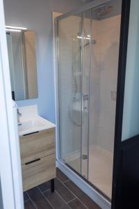 a bathroom with a shower and a sink at Maison de vacances-La balade des deux Caps in Audinghen