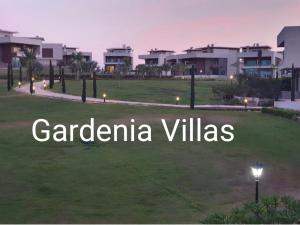 un cartel que lee villas gardenias en un parque en Awesome Villa on a hill Families only en El Cairo