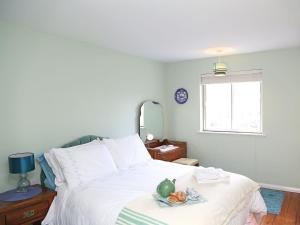 ウィンチェルシーにあるWinchelsea Cottageのベッドルーム1室(フルーツプレート付)