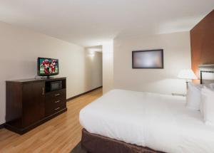 Postel nebo postele na pokoji v ubytování Red Roof Inn & Suites Mt Holly - McGuire AFB