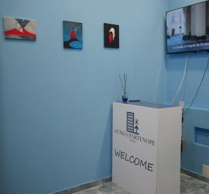 Televízia a/alebo spoločenská miestnosť v ubytovaní Attico Central Station Napoli