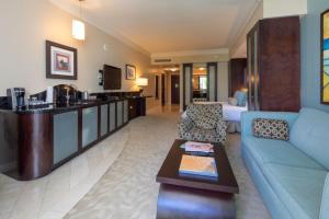 - un salon avec un canapé bleu dans une chambre d'hôtel dans l'établissement One-Bedroom Apartment, à Miami Beach