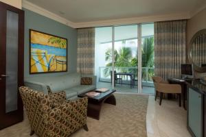 - un salon avec un canapé, une table et un bureau dans l'établissement One-Bedroom Apartment, à Miami Beach