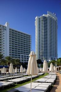 une rangée de parapluies blancs devant certains bâtiments dans l'établissement One-Bedroom Apartment, à Miami Beach