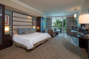 - une chambre avec un lit et un bureau dans l'établissement One-Bedroom Apartment, à Miami Beach