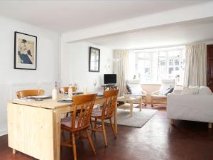 una cucina e un soggiorno con tavolo e sedie di North Laine Cottage a Brighton & Hove