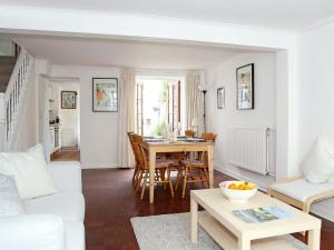 un soggiorno con divano bianco e tavolo di North Laine Cottage a Brighton & Hove