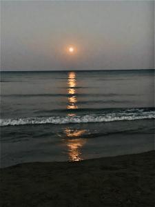 un tramonto su una spiaggia con l'oceano di GRACE HOUSE a Pyla