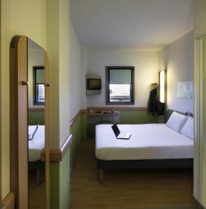 
A bed or beds in a room at Ibis Budget Madrid Calle 30
