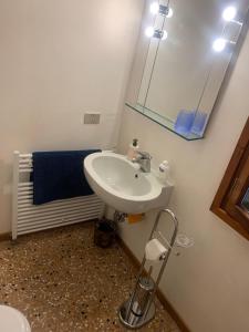 La salle de bains est pourvue d'un lavabo et d'un miroir. dans l'établissement Penthouse Of Venice, à Venise